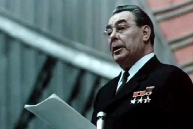 Leonid Brezhnev lee un informe