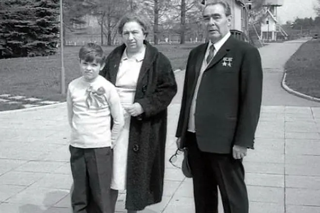 Leonid Brezhnev y su esposa e hijo