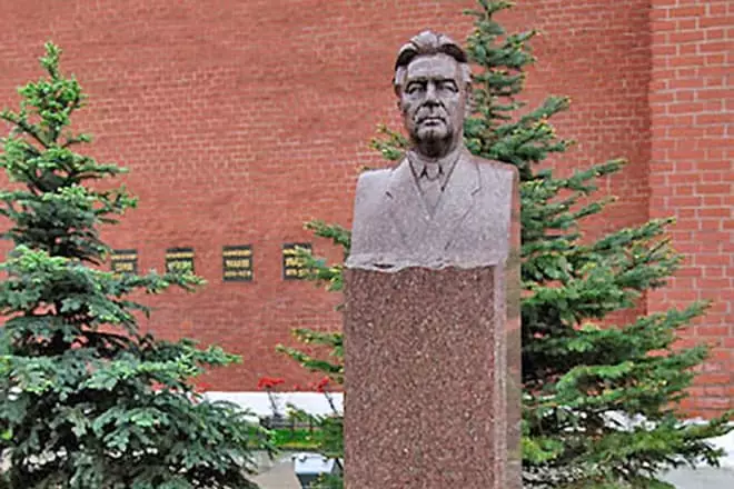 Monument a kan kabarin Leonid Brezhnev
