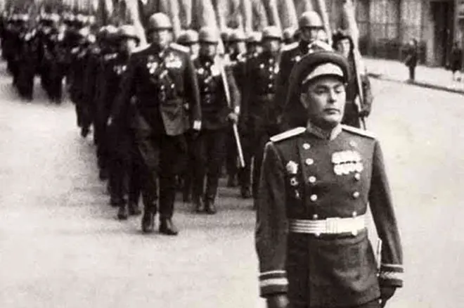 Leonid Brezhnev 4th Ukrainan edessä olevan konsolidoidun rykmentin päähän