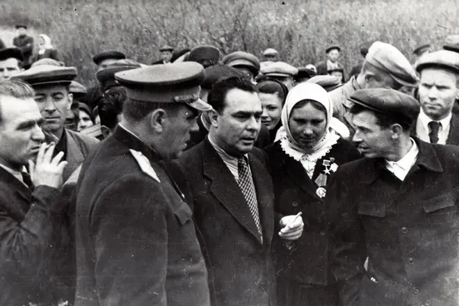 Leonid Brezhnev a Gundumar Noma na gundumar Kamensky