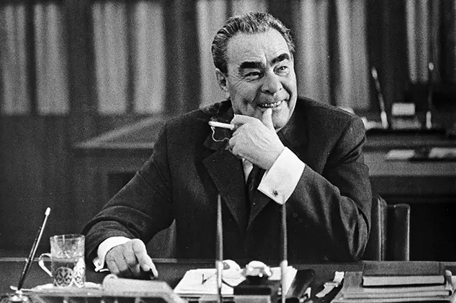Leonid Brezhnev en la oficina