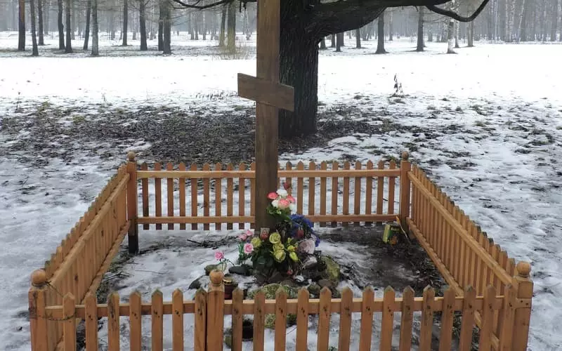 Piskarevsky Parkında qoxulu rasputin qalıqlarının qalıqlarının olduğu iddia edilən yer