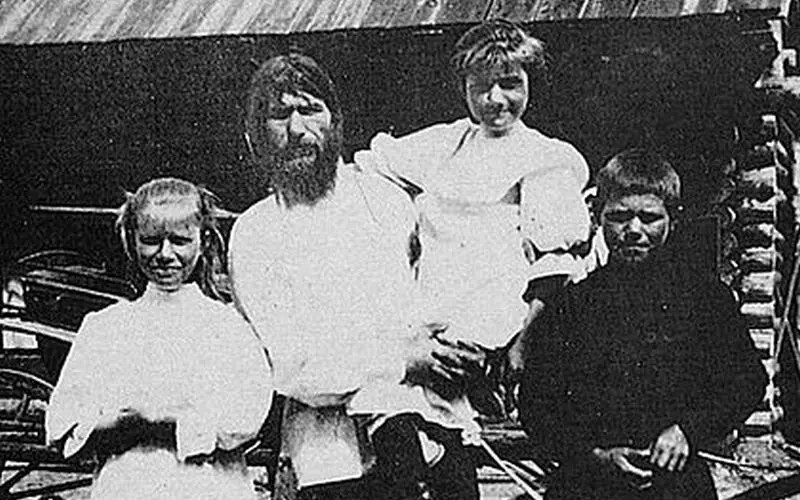 Uşaqlarla birlikdə Gregory Rasputin