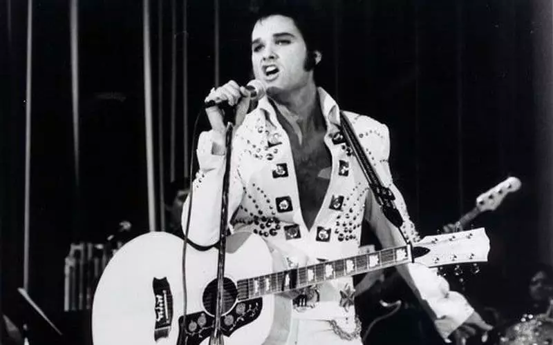 Ο Kurt Russell ως Elvis Presley (πλαίσιο από την ταινία του Elvis)