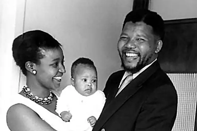 Nelson Mandela en Winnie Dlam met haar dogter