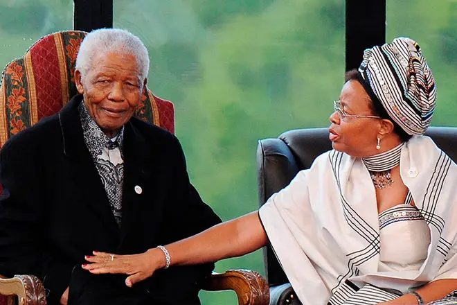 Nelsons Mandela ar savu sievu