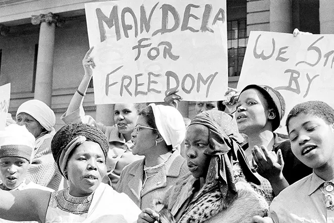 Cilvēki pieprasa Nelsona Mandela atbrīvošanu