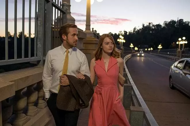 Emma Stone a Ryan Gosling (Ffrâm o'r ffilm "La Land Land")