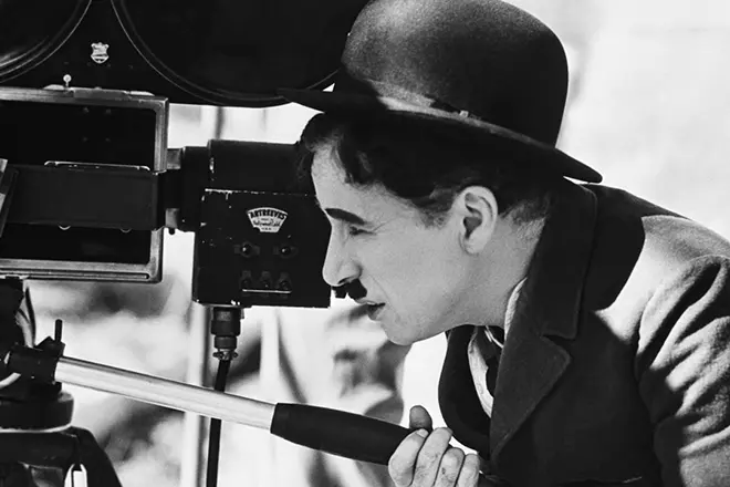 Charlie Chaplin sa set.