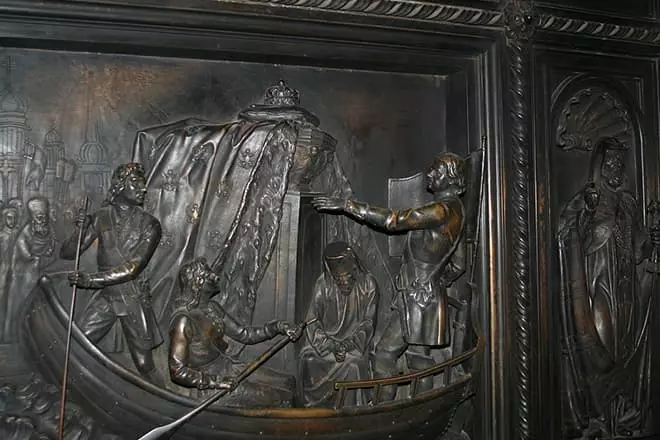 Petar Prenosi moć Aleksandra Nevsky u St. Petersburg. Olakšanje na vratima katedrale sv. Isaaca