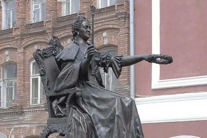Monument Catherine II në qytetin e Vyshny Voloh