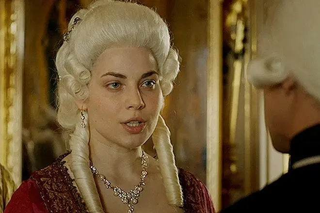 Julia Snigir amin'ny andraikitr'i Catherine II (frame avy amin'ny andiany "lehibe")