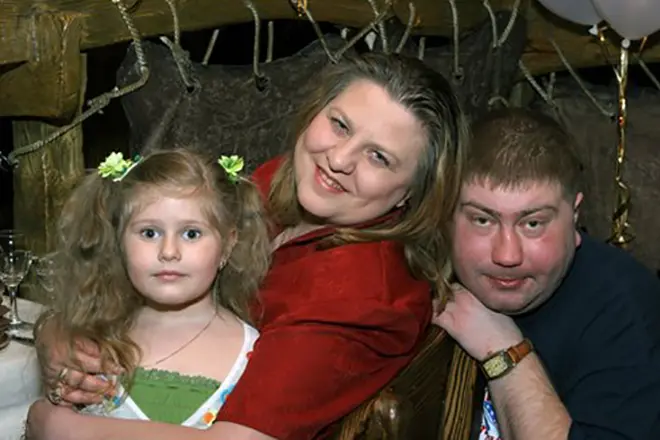 Катя Вогник з сім'єю