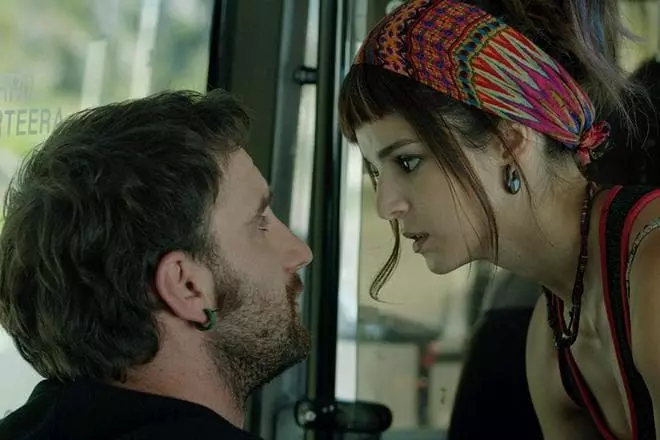 Dani Rowira and Clara Lago (Frame from the movie