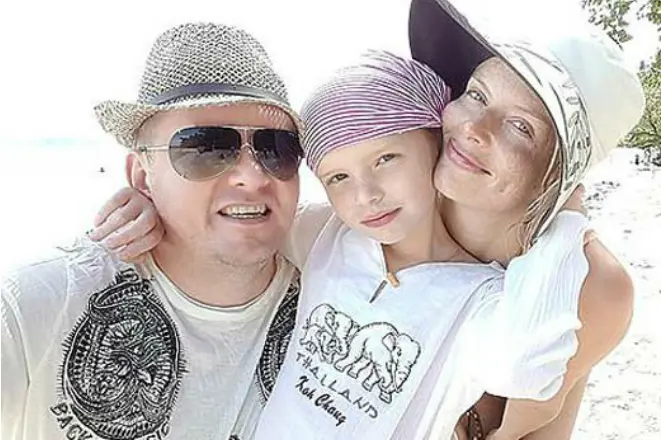 Anna Churina với chồng và con gái