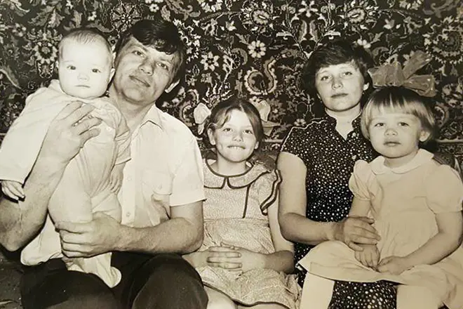 Anna Churina si një fëmijë me familjen e tij