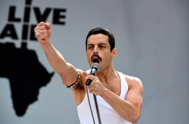 Rami Malek fir-rwol ta 'Freddie Merkurju (qafas mill-film "Bohemian Rhapsody")