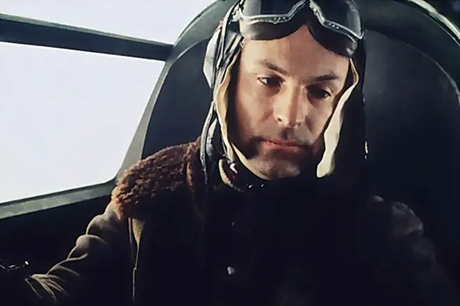 RODION NAKHAPETOV dans le rôle d'Alexander Belobrova (Cadre du film "TorpedonostSians")
