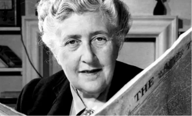 Kraliça Əməliyyatçı Agatha Christie