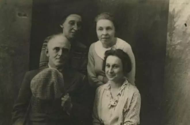 Augšējā rinda: N.Ya. Mandelshtam, N.E. Zīmogs. Zemāks diapazons: O.E. Mandelshtam, M.V. Yartseva. Voronezh, 1937