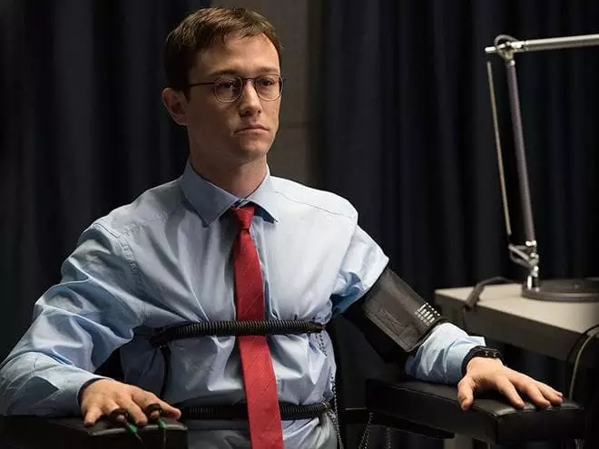 Joseph Gordon-Levitt作为Edward Snowden /从电影中拍摄“斯诺登”