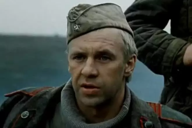 亚历山大·费尔克斯在电影中军士伊森特/框架的作用“营求出火”