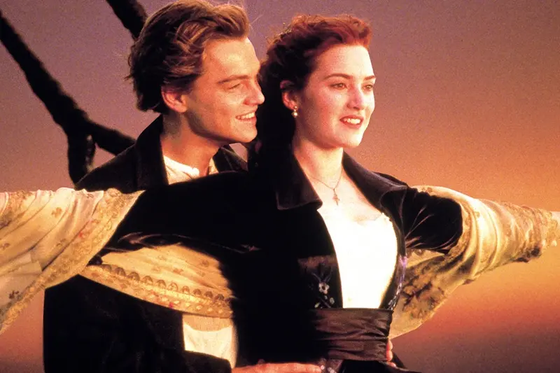 Leonardo Di Caprio a Kate Winslet (Ffrâm o'r ffilm "Titanic")