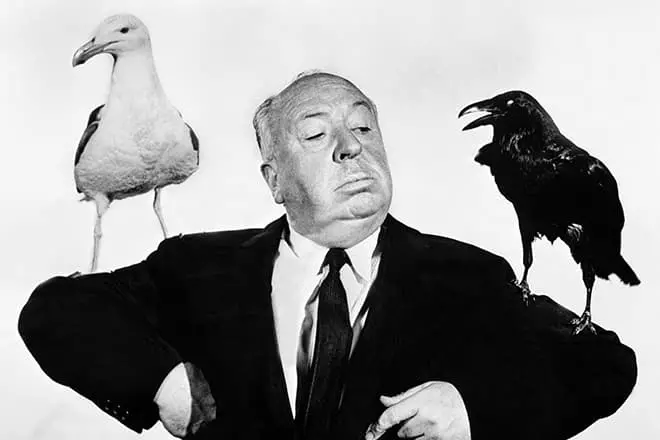 Alfred Hitchcock mit einem Vogel