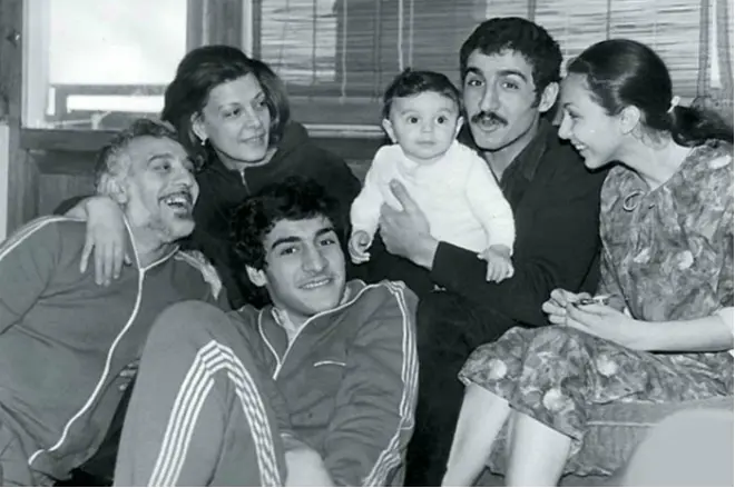 Laura Keosayan i barndommen med foreldre, bestefar, bestemor og onkel