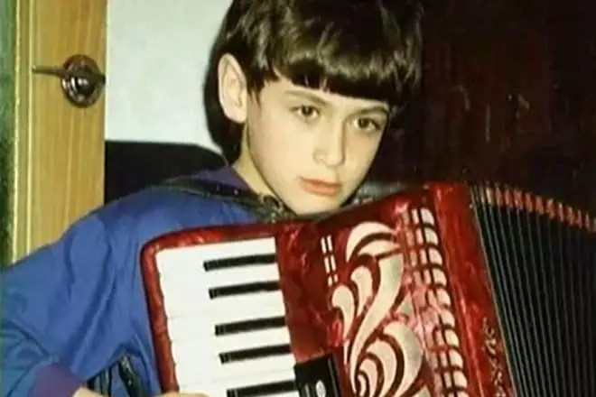 Tânăr acordionist Peter Dranga