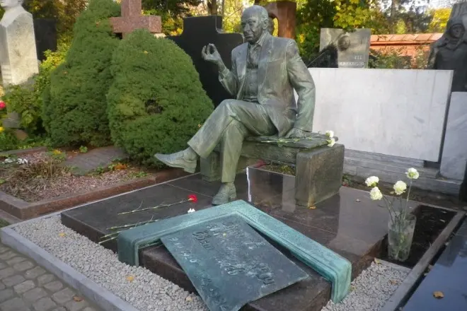 قبر Evgeny Evstigneev