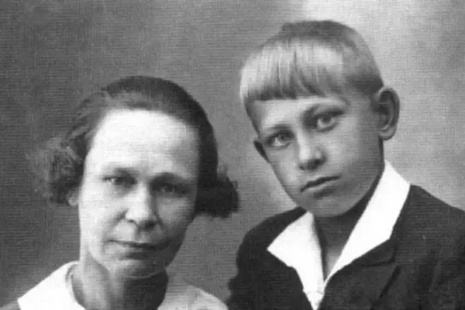 Evganty evstigneev trong thời thơ ấu với mẹ