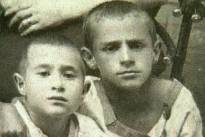 Зіновій Гердт (справа) у дзяцінстве з братам