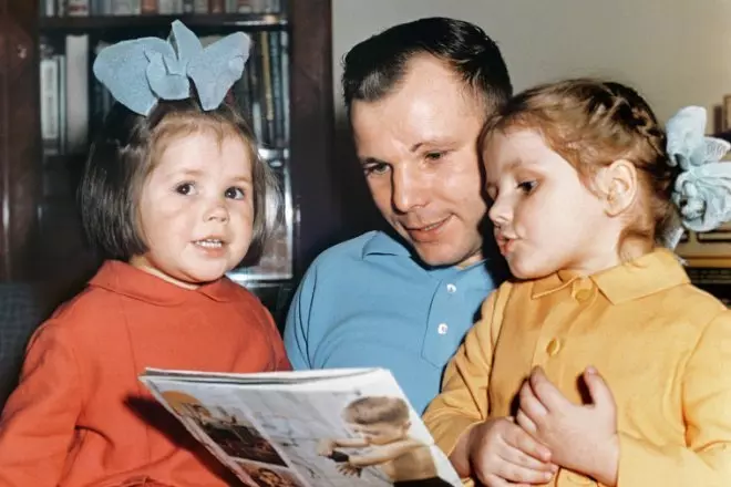 Yuri Gagarin met dochters
