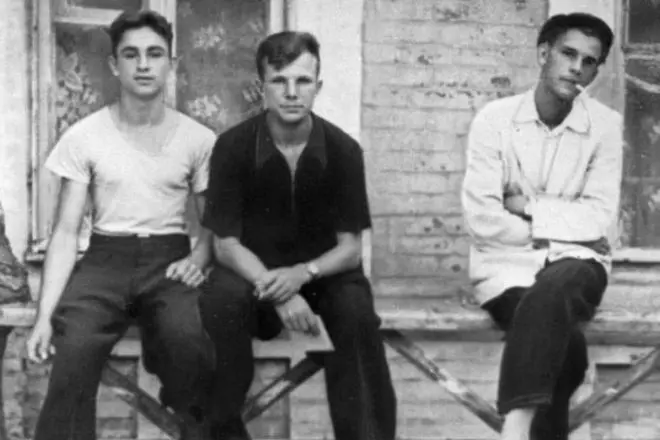 Yuri Gagarin (in het midden) is een student van de Industriële technische school van Saratov met vrienden. 1953.