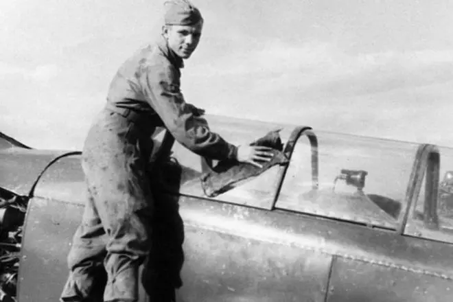 Юрый Гагарын працірае свой самалёт у аэраклубе ДТСААФ горада Саратава. 1954 год