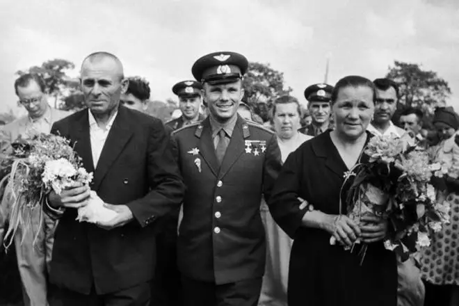 Yuri Gagarin والدین کے ساتھ