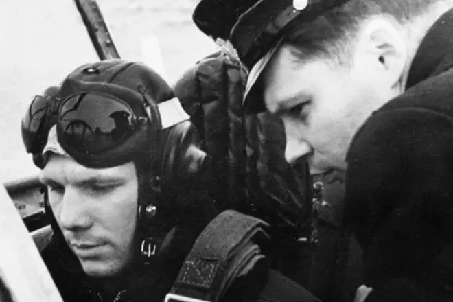 Letnan Yuri Gagarin di pesawat terbang selama pelayanan di kutub. 1958.