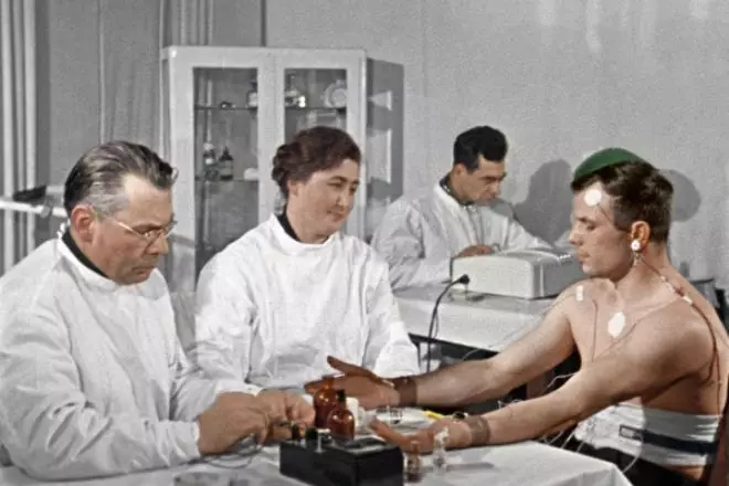 Yuri Gagarin az orvos recepcióján