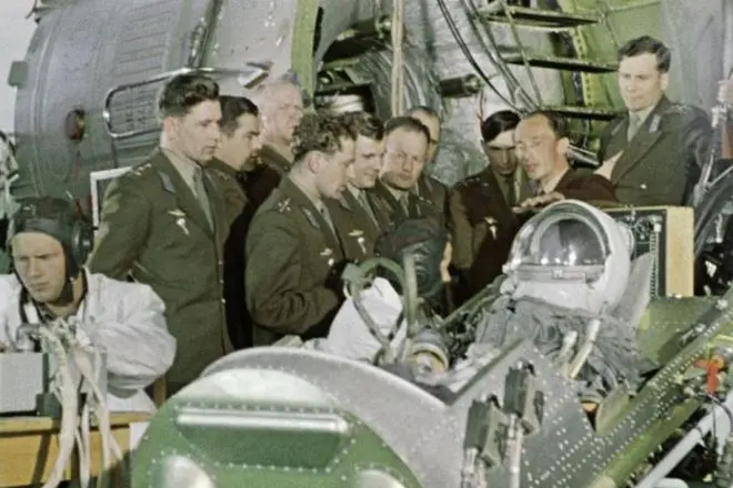 A group of training a cosmonauts meets space technology. 1960.
