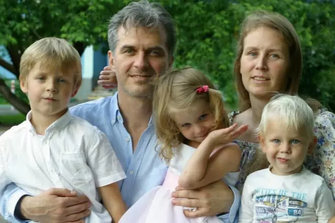 Oleg Kharitonov ailesiyle birlikte