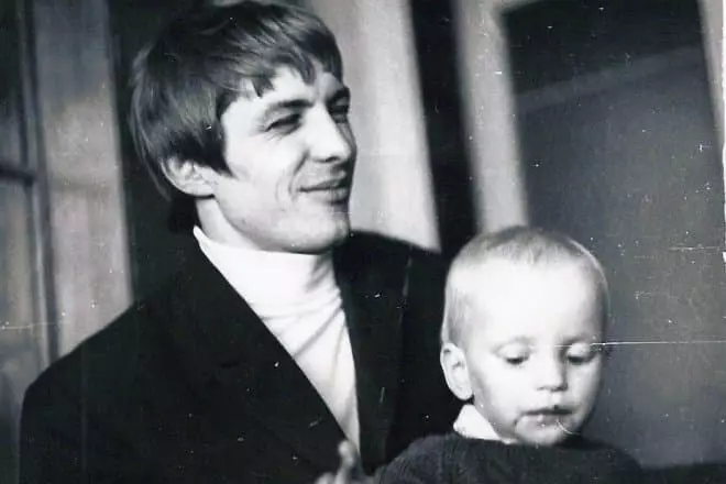 Ernest Matskevicyus στην παιδική ηλικία με τον πατέρα του