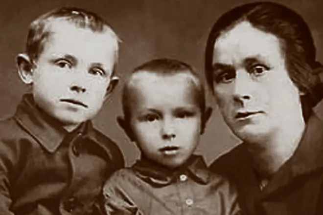 Innokenty Smoktunovsky (venstre) med bror og tante