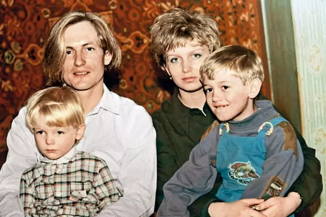 Sergey Chelobanov dengan isteri Lyudmila dan kanak-kanak