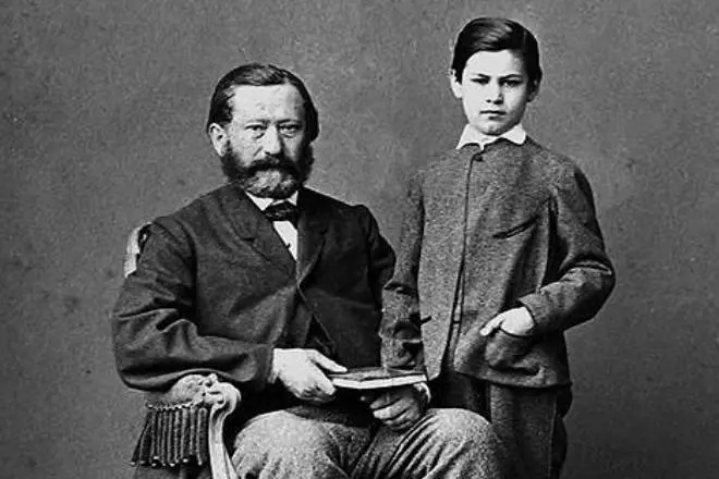 Sigmund Freud nell'infanzia con suo padre