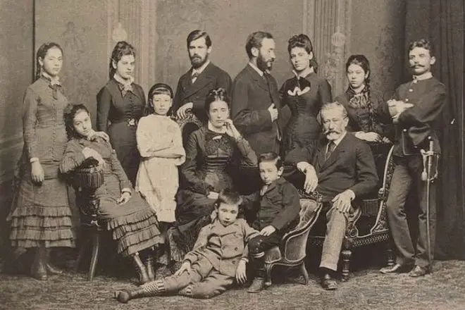 Sigmund Freud (la tria en la supra vico, maldekstre) en sia juneco kun la familio, 1878
