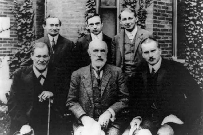 Top Row: Abraham Brill, Ernest Jones, Shandor Ferens. Intervallo inferiore: Sigmund Freud, Granville S. Hall, Karl Gustav Jung