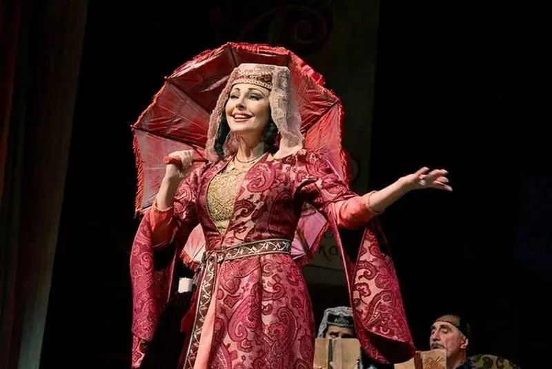 Наталя Бочкарьова в театрі (кадр з фільму-спектаклю «Ханума»)