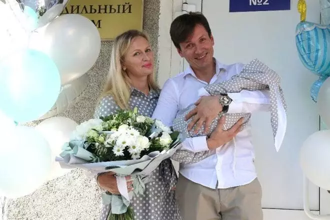 Vyacheslav miesnieki ar savu sievu un dēlu Nikita
